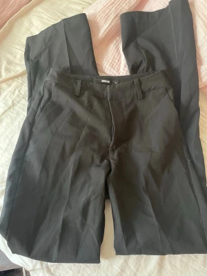 Kostymbyxor  - Från bik bok utsvängda kostymbyxor