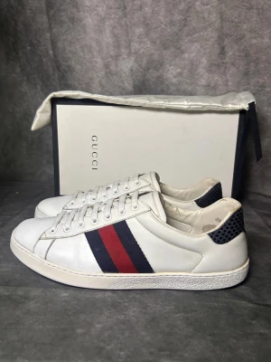Gucci ace sneakers - Mycket fint skick | box och dustbag medföljer | size 8 vilket motsvarar 42 | frakt inom 24 timmar 