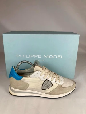 Philippe Model skor - Säljer nu dessa feta Phillipe Models i mycket bra skick. Og box medfölj med tyvärr ingen dustbag. Skriv vid mer frågor eller pris😊