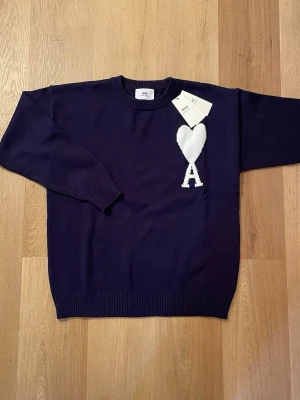Ami paris - (Tagg finns kvar) Marinblå stickad tröja från Ami paris. Vit hjärt-A-logga på bröstet. Perfekt för vintern den är stilig, populär, snygg och helt oanvänd. Storlek S.