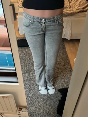 gråa lågmidjade jeans  - Säljer ett par gråa jätte lågmidjade jeans från gina tricot. Storlek 146 men passar mig som bär xs/s ❤️ pris kan diskuteras