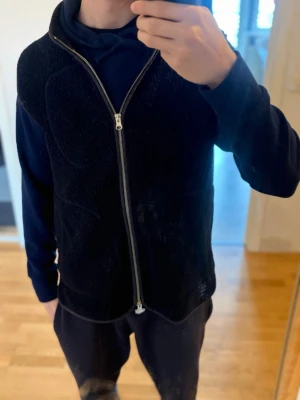 J.lindeberg väst - Säljer min fleece väst från j.lindeberg i storlek M. Priset är inte hugget i sten. Billigare vid snabbaffär.