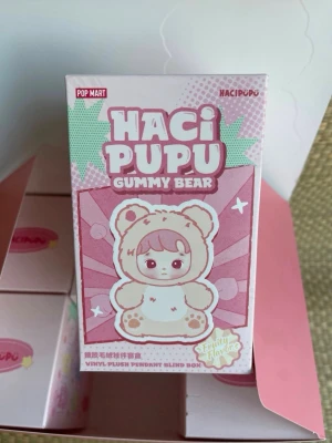 Haci Pupu Gummy Bear nyckelring - Haci Pupu Gummy Bear nyckelring från Pop Mart. Kommer i oöppnad blind box. Perfekt att hänga på väskan eller nycklarna.