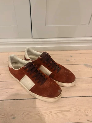 Röda valentino flycrews - Röda valentino flycrews size 43. Skicket är bra ända defekten är några fläckar som syns tydligt på bilden. Förutom det är skicket bra. Den kommer med dustbag men inte boxRöda valentino flycrews size 43. Skicket är bra ända defekten är några fläckar som syns tydligt på bilden. Förutom det är skicket bra. Den kommer med dustbag men inte box