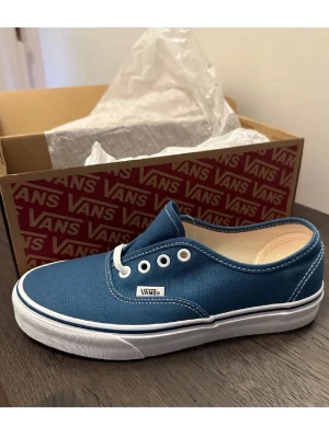 Blå Vans - Klassiska Vans Authentic sneakers i blå färg. Perfekta vår/sommar skor! Storlek 38, aldrig använda.