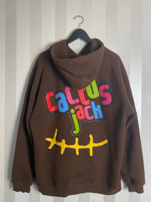Cactus Jack X McDonald’s CJ Smile Hoodie - hoodie från Cactus Jack X McDonald’s collaben I väldigt bra skick. Det ända som fattas är bruna snörena från luvan.