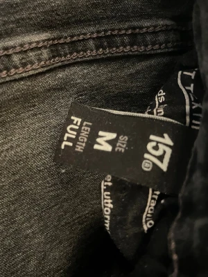 Svarta bootcut jeans - Säljer ett par  bootcut jeans med utsvängda ben. 