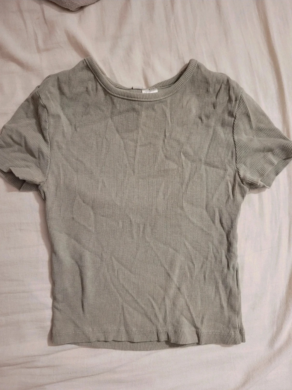 Ljusgrå ribbad croppad topp