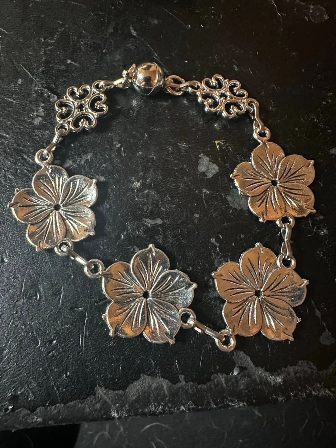 Silverfärgat armband med blommor - 2