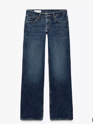 Wide leg jeans låg midja från Zara - Suupersnygga blå jeans från Zara med wide leg och låg midja. Perfekta för en trendig stil!!💛Säljer då dem tyvärr blivit för små för mig, i jättefint skick! Köpta för 400!  