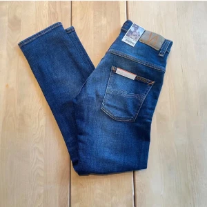 Nudie jeans - Tjena! Saljer nu ett par riktigt feta nudie jeans med en riktigt snygg tvätt. De är HELT NYA, med lapparna fortfarande kvar. Jeansen är i modellen "Thinn Finn", vilket är en slim fit passform. De är ju som sagt helt nya, så finns inga defekter. De är i storleken "29/28". . Hör av er om ni undrar något!