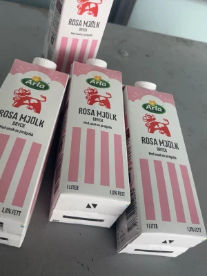 Rosa mjölk  - Ej tom. Helt ny och oöppnad. Bud från 500