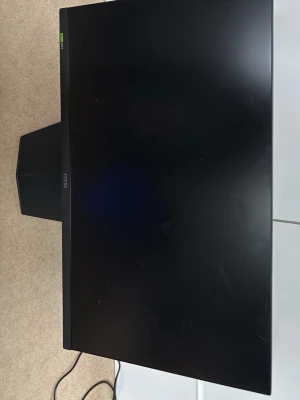 Svart MSI datorskärm - Säljer en svart MSI datorskärm med modern design och stabilt stativ. Skärmen har tunna kanter och en stilren baksida med MSI-logga. Perfekt för gaming eller arbete, ansluts enkelt med kabel. Materialet är plast och metallen i stativet ger extra stabilitet. (Priset går att diskutera)