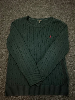 Polo Ralph Lauren Kabel Stickad Sweatshirt(Mörkblå) - Plagg:Polo Ralph Lauren Kabel Stickad Sweatshirt Storlek:18-20(Barn Storlek) Nypris:2199 Mitt pris:449 Skick:10/10 Sparsamt använd Märke/Brand:Polo Ralph Lauren Färg:Mörkblå(Röd logga) Material:100% Bomull Passform:XS-S  Priset är inte hugget i sten🪨🪓 Fraktar Inom 24 h📦 Skriv Vid Minsta Lilla Intresse😃