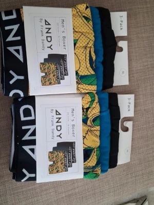 3-pack kalsonger från Frank Dandy XL - Säljer två 3-pack kalsonger från Frank Dandy i storlek XL. Färgerna är svart med vit logga, blå och ett par med gulgrönt mönster. Sköna boxermodeller i mjukt material, perfekt för dig som vill ha både stil och komfort.