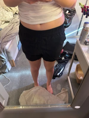 Svarta loose shorts med resårmidja - Svarta shorts med loose fit och bekväm resår i midjan. Perfekta för varma dagar och enkel att matcha med olika toppar. Tunt och mjukt material som känns skönt mot huden som kommer ifrån lager 157 
