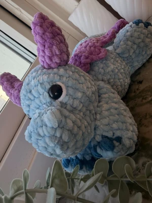Virkad drake 🐉  - Supersöt virkad drake 🐉 ca 40cm med svansen, kan både sitta och ligga ner💙