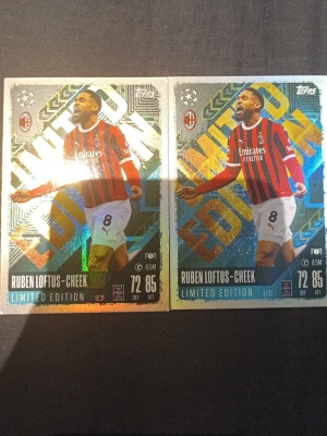 Topps Limited Edition fotbollskort AC Milan - Två glittriga Limited Edition samlarkort från Topps med Ruben Loftus-Cheek i AC Milans rödsvarta matchtröja. Kortet har holografisk yta, spelarens namn, klubbmärke och statistik. Perfekt för samlare av fotbollskort och AC Milan-fans.