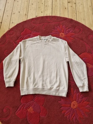 Monki sweatshirt - Beige sweatshirt från Monki i storlek XS i fint skick.