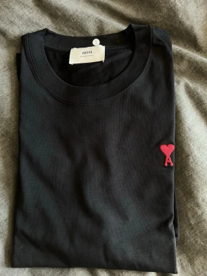 Ami Paris T-Shirt - Snygg svart t-shirt från Ami Paris. Perfekt passar till allt. L, Helt ny