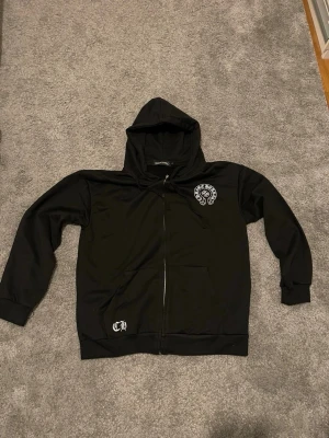 Chrome Hearts hoodie - En chrome hearts hoodie med zip storlek M men sitter som S.
