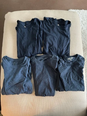 5-pack mörkblå t-shirts - Säljer ett 5-pack mörkblå t-shirts från olika märken. 2st polo T-shirts i storlek s. De resterande 3 är i storlek M. De är i bra skick.