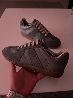Maison Margiela Gats  - Säljer dessa otroligt feta gats, i en sällsynt grå färg. Skorna är nästintill oanvända. Hör av er vid eventuella frågor!