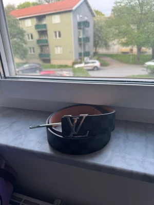 L.V bälte - Fraktar inom 24 timmar. Kommer med hålslagare