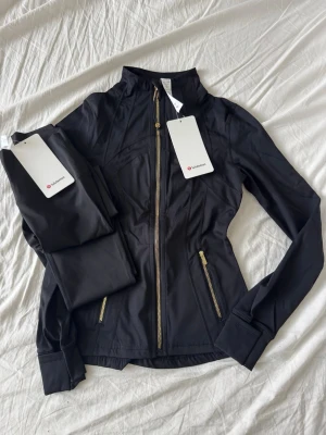 Lululemon  - Hej säljer ett lululemon sett både byxor och tröjan ingår 