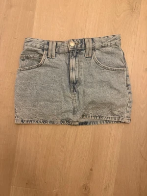 Ljusblå jeanskjol  - Snygg kort ljusblå jeanskjol 