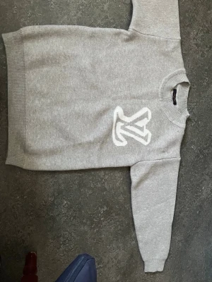 Louis Vuitton Tröja - Sprillans ny Louis Vuitton tröja, oanvänd, färger grå och vit. Storlek S!