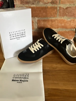 Maison Margiela - Maison margiela gats i storlek 44. Endast testade en gång inomhus så de är i nyskick! Box och dustbag ingår och skorna skickas snabbt