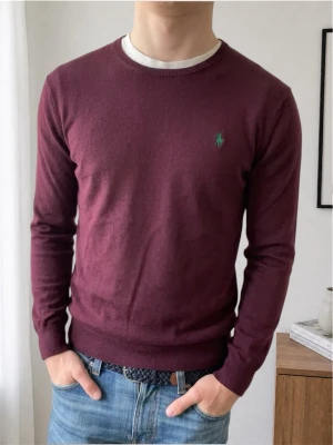 Vinröd Ralph Lauren tröja - Säljer en sjukt fet stickad tröja från Ralph Lauren i färgen vinröd. Tröjan är i bra skick då den har tagits väl hand om och sitter i strl M även fast den är i L. Hör gärna av er vid frågor elr funderingar!! 