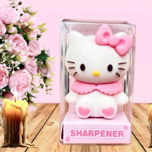 Söt liten pennvässare med Hello Kitty-motiv! - Söt liten pennvässare med Hello Kitty-motiv. Höjd 7 cm. Kommer med kartong som bild 1 visar. Fin som prydnad eller samlarobjekt. Ny och oanvänd.