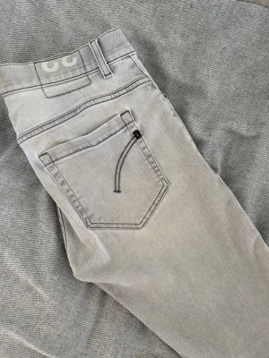 Dondup jeans - Fina gråa Dondup jeans i fint skick, nyaste modellen! Storlek 32 men sitter mer som 30-31. | Passar till allt, hör av er vid frågor!🌟