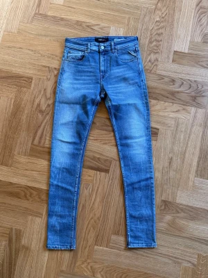 Replay Jeans W28 L32 - Hej! Säljer dessa fina Replay jeans i strlk 28/32, Dem är i väldigt fint skick. 599, skriv ifall du har frågor! 👑