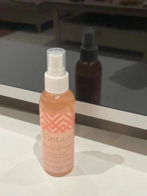 Cherry Blossom Body Mist (England) - Luktar jätte gott 🤍 Som man precis kom ut ur duschen. Helt ny och oanvänd. 150 ml