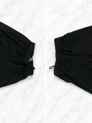 Umbro shorts i storlek M – använda endast 1 gång! - Riktigt snygga och stilrena Umbro-shorts i svart färg. Perfekta för både träning, gym, fotboll eller en clean vardagslook. Sjukt skönt och lätt material som sitter riktigt bra och känns luftigt på kroppen.  ✅ Storlek: M ✅ Använda endast 1 gång ✅ Nästan nyskick ✅ Bekvämt och stretchigt material ✅ Stilren svart design med Umbro-logo  Perfekta shorts till sommaren eller träningen 😎