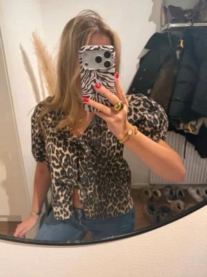 Neo Noir Blus - Superfin neo noir blus, perfekt i sommar till ett par jeans eller kjol☀️ Köpt på vinted men knappt använd. 