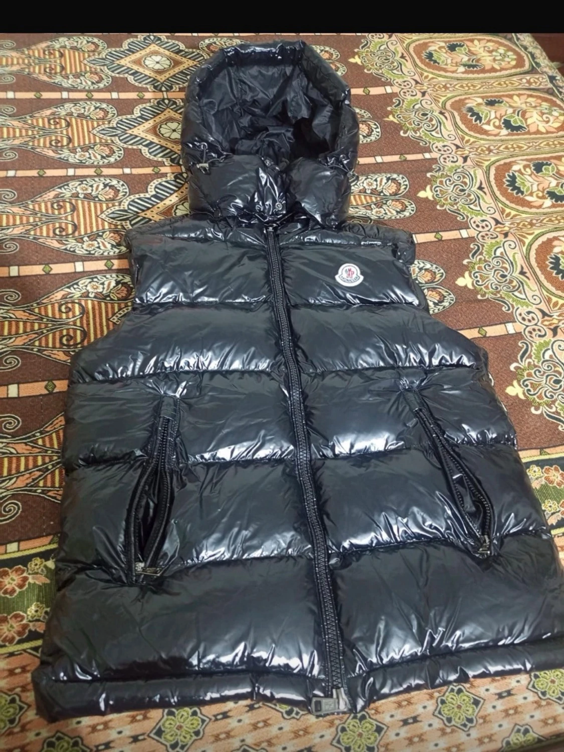 Svart dunväst från Moncler med huva