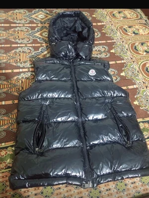 Svart dunväst från Moncler med huva - Snygg svart dunväst från Moncler med glansig finish och avtagbar huva. Nfc tag och kalle anka grejen finns i jackan. Pris kan diskuteras