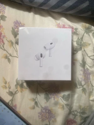 Apple AirPods Pro trådlösa hörlurar - Fick AirPods som ett present men jag har ett par som funkar bra . Nytt skick (äkta)Säljer ett par vita Apple AirPods Pro med stilren design och silikonproppar för bästa passform. Hörlurarna är trådlösa och levereras i originalförpackning. Perfekta för musik, samtal och träning.