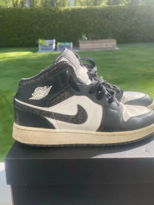 Svarta och vita Air Jordan 1 Mid - Tja säljer mina air Jordan 1 mid. Nypris 1500kr och jag använde dom i nån månad sen blev dom försmå. Priset är inte hugget i sten hör av er om ni har några frågor eller något😁