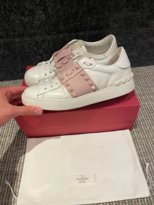 Valentino skor  - Hej! Säljer nu dessa svin snygga valentino skor. Skorna är i fint skick! Begränsat antal boxar och dustbags. Hör av dig vid frågor.