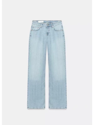 Jeans från Zara - Säljer ett par vida ljusblå jeans från Zara med diskreta slitningar nere vid benen och runt fickan där fram!💛Verkligen sååå snygga men jag har tyvärr växt ur dem! Skriv vid frågor! Köpta för 400kr 