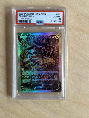 Pokémonkort Giratina V PSA 10 - Säljer ett japanskt Pokémonkort, Giratina V från 2022 Lost Abyss, graderat PSA 10 GEM MT. Kortet har en färgstark holografisk design och ligger i ett genomskinligt plastskydd. Perfekt för samlare som vill ha något unikt till sin samling.
