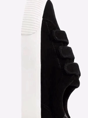 Svarta sneakers med kardborreband från Even&odd - Svarta sneakers i manchestertyg med tre breda kardborreband och vit, tjock sula. Dom är från even&odd och har inte använts på ett tag! I storlek 39 men funkar även 38😊