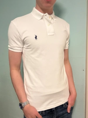 Ralph Lauren piké vit - S - Säljer denna stilrena vi pikén från Ralph Lauren. Pikén är i nyskick skick. Storlek s. Har du några frågor? Tveka inte att höra av dig. Allt got Deluxe Garderoben ⭐️ 