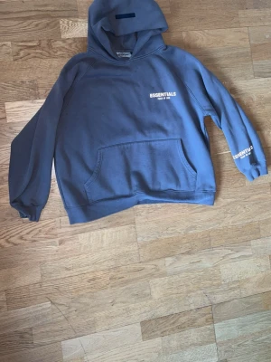 Essentials Fear of God hoodie - Säljer en M size hoodie från Essentials Fear of God. Knappast använd.