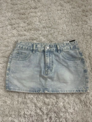 Ljusblå mini skirt - Snygg ljusblå jeanskjol i kort modell. Säljer denna då den inte passar mig och den är helt oanvänd🌸